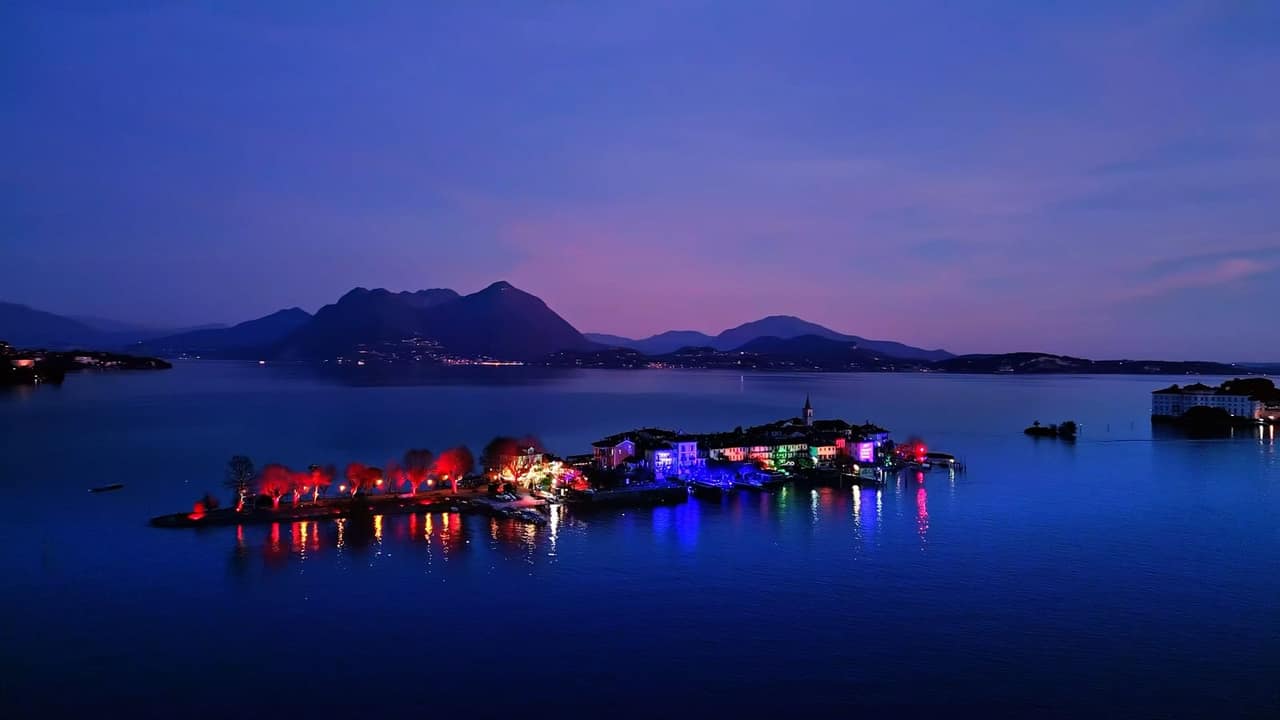 Isola Pescatori illuminata per i Motoscafi di Natale alle Isole di Luce sul Lago Maggiore