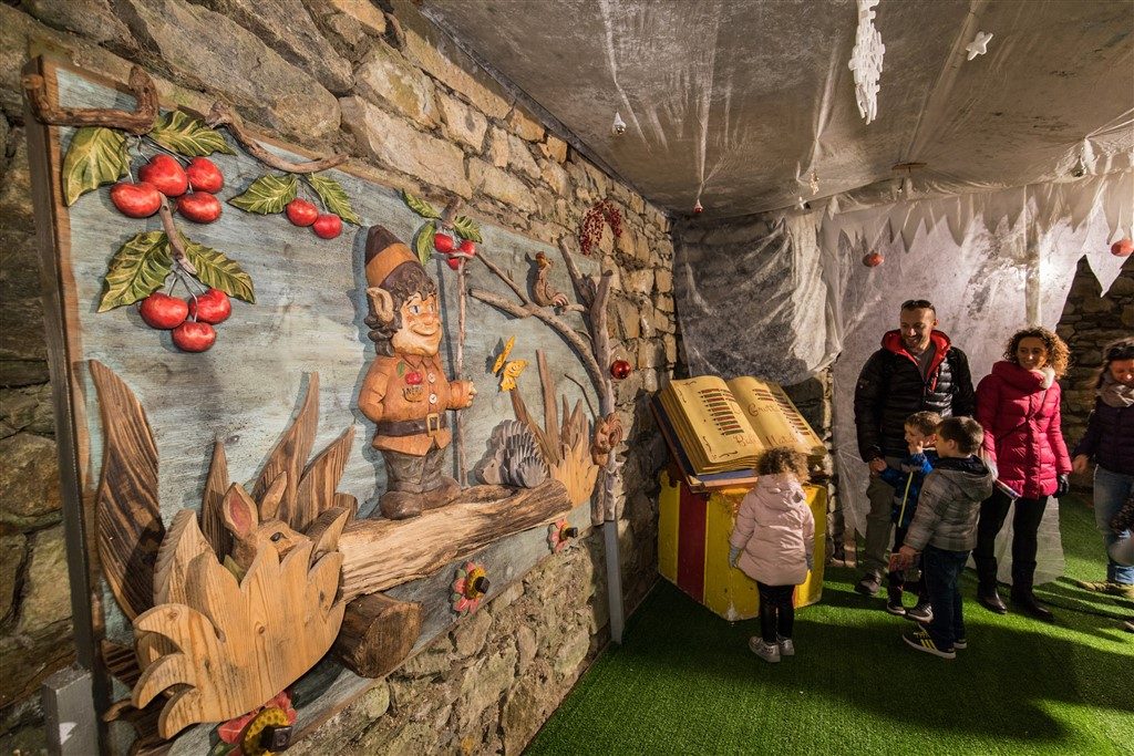 Installazioni magiche nei cunicoli della Grotta di Babbo Natale
