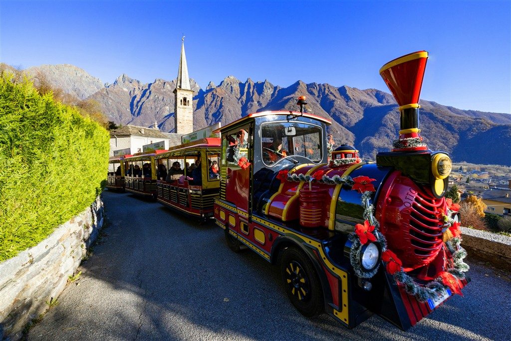 Trenino Renna Express della Grotta di Babbo Natale sul sentiero di montagna a Ornavasso